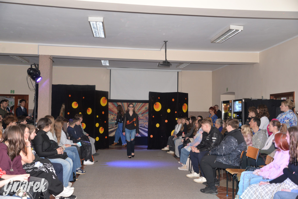 Powrót do lat 70. Pokaz mody w Plastyku