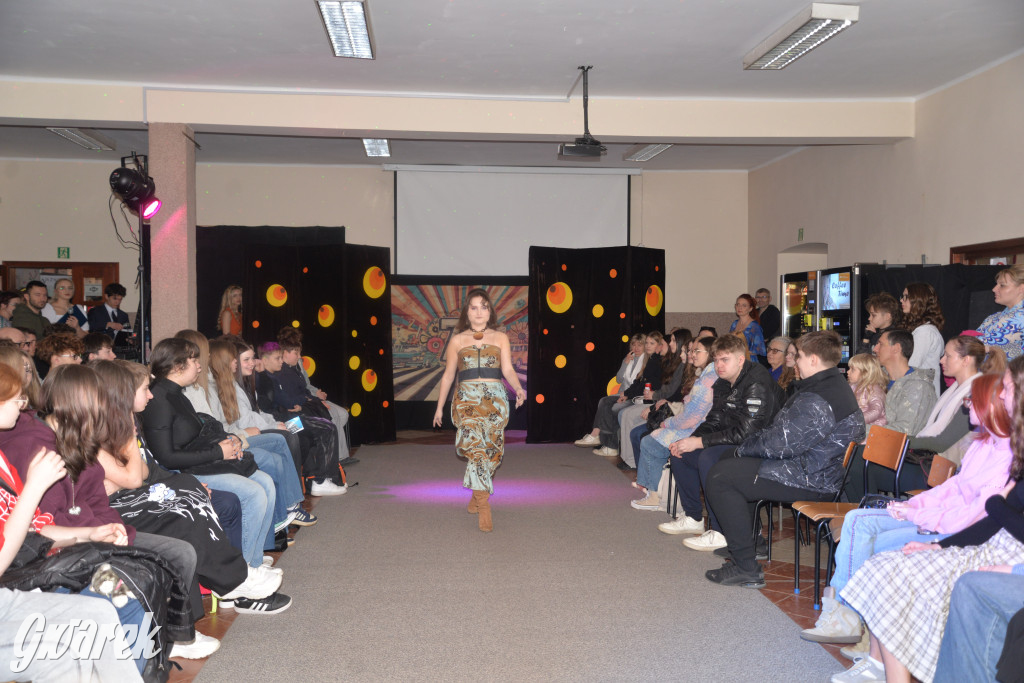 Powrót do lat 70. Pokaz mody w Plastyku