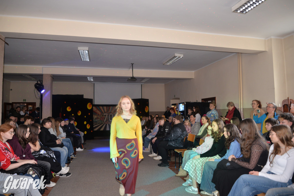 Powrót do lat 70. Pokaz mody w Plastyku