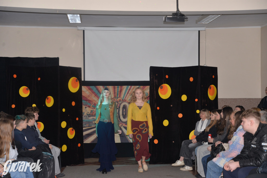 Powrót do lat 70. Pokaz mody w Plastyku