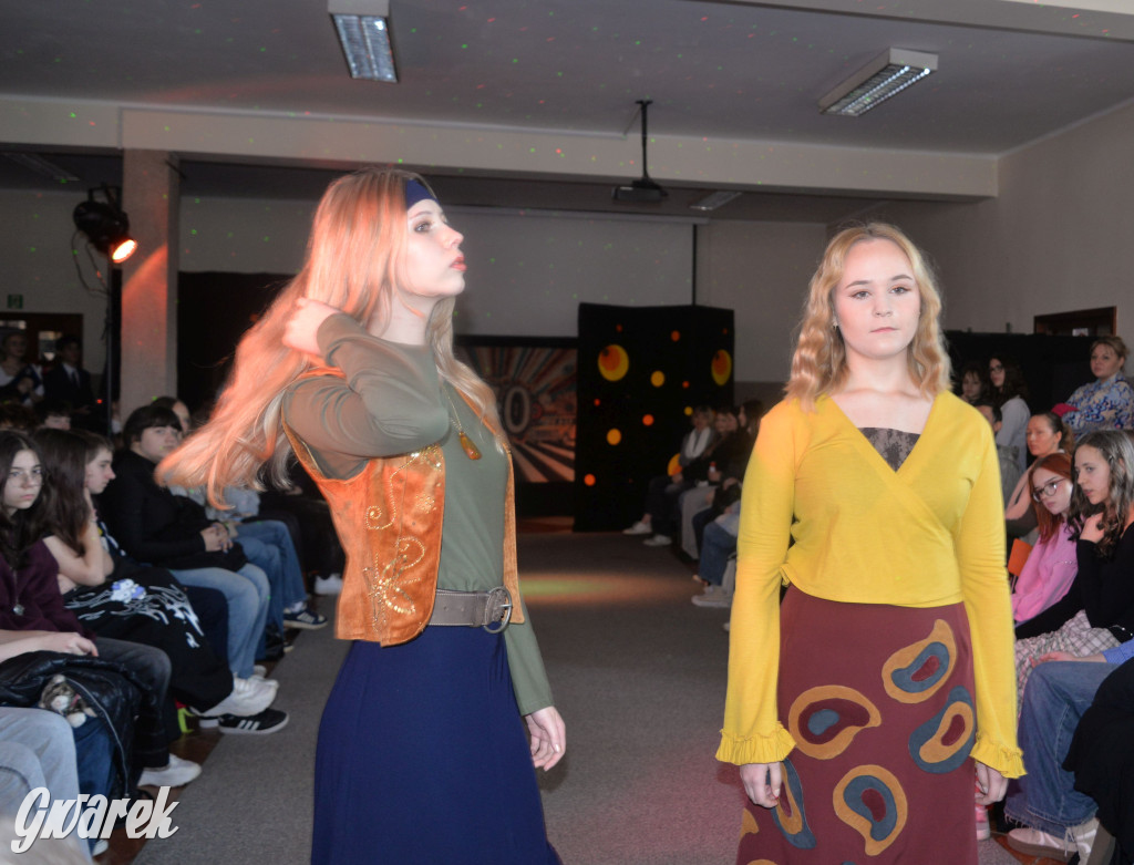 Powrót do lat 70. Pokaz mody w Plastyku