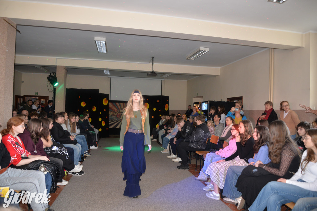 Powrót do lat 70. Pokaz mody w Plastyku