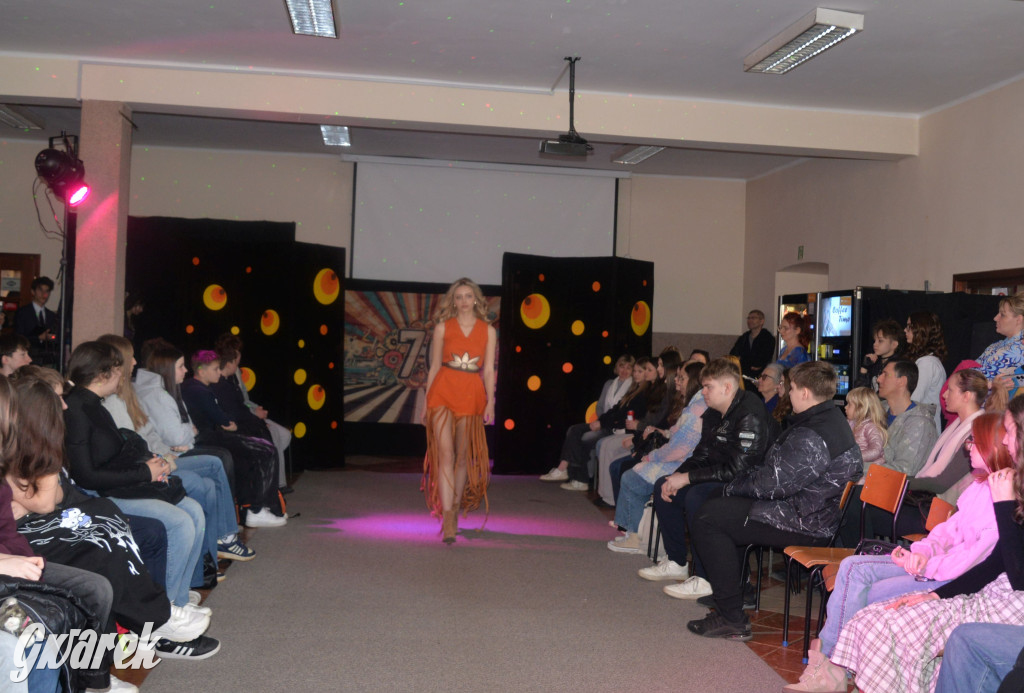 Powrót do lat 70. Pokaz mody w Plastyku