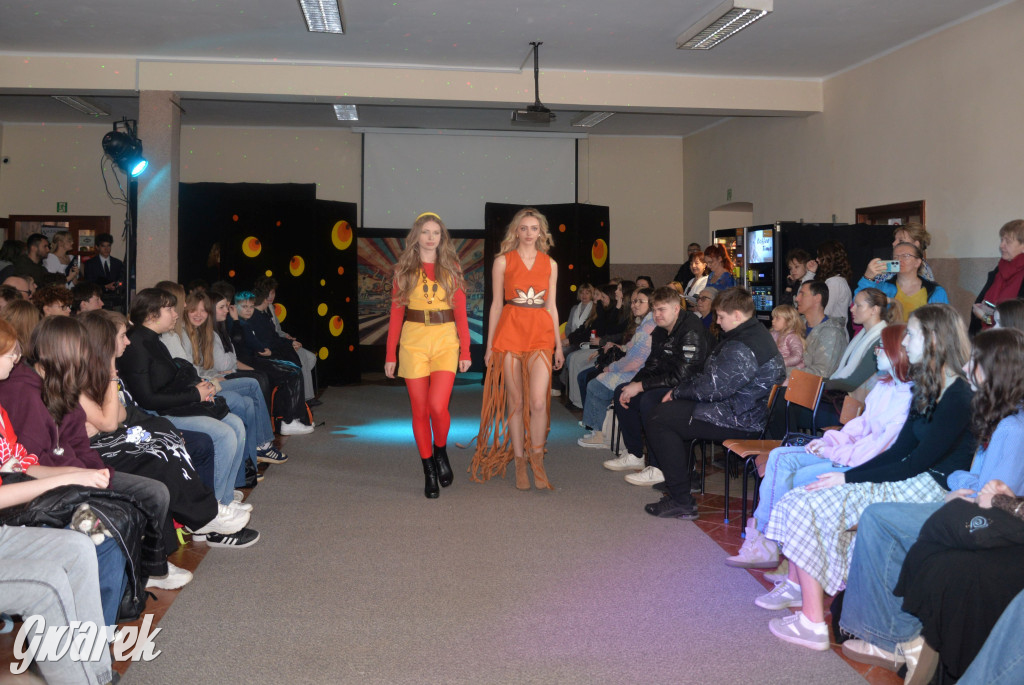 Powrót do lat 70. Pokaz mody w Plastyku