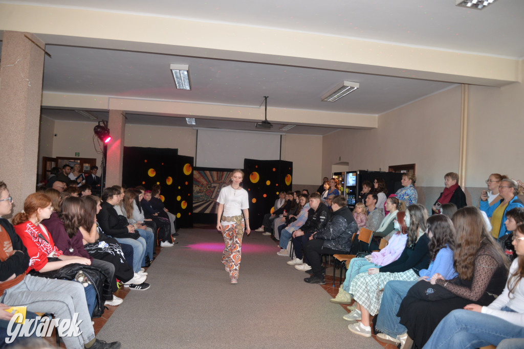 Powrót do lat 70. Pokaz mody w Plastyku