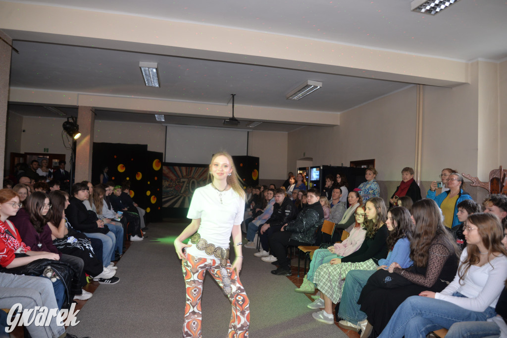 Powrót do lat 70. Pokaz mody w Plastyku