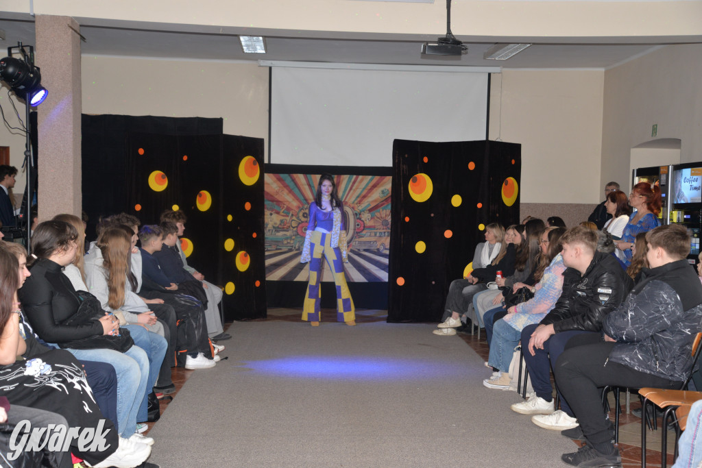 Powrót do lat 70. Pokaz mody w Plastyku