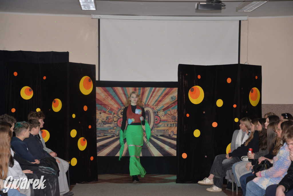 Powrót do lat 70. Pokaz mody w Plastyku