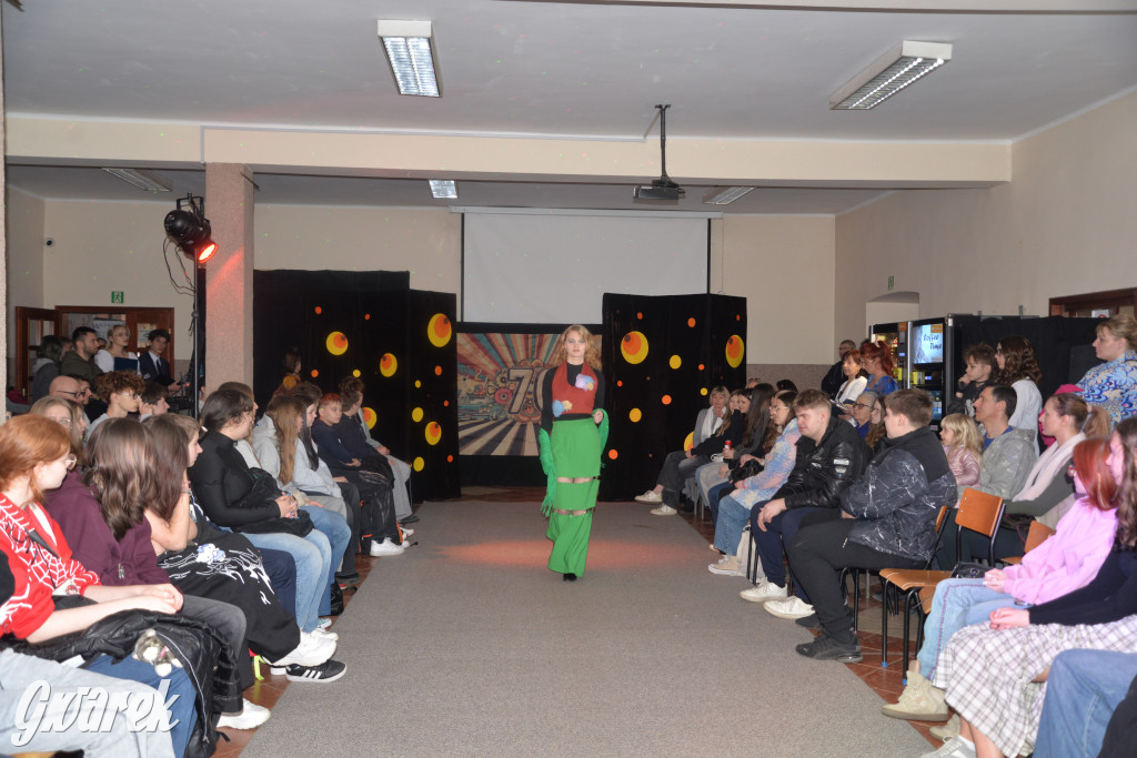 Powrót do lat 70. Pokaz mody w Plastyku