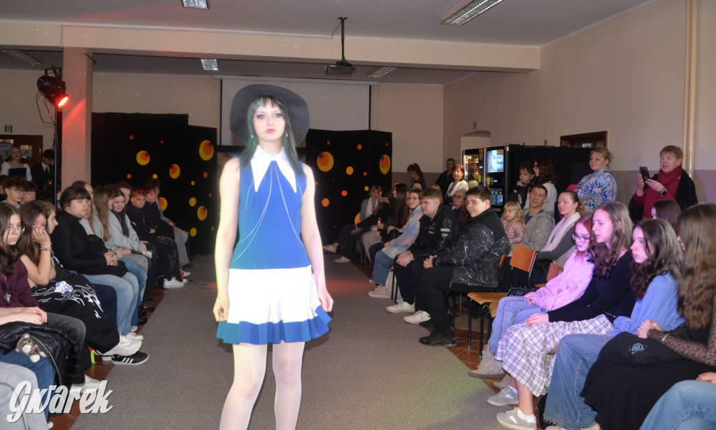 Powrót do lat 70. Pokaz mody w Plastyku