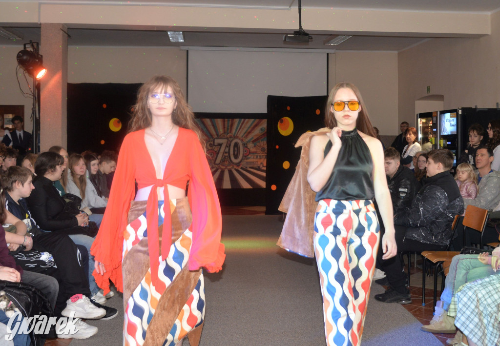 Powrót do lat 70. Pokaz mody w Plastyku