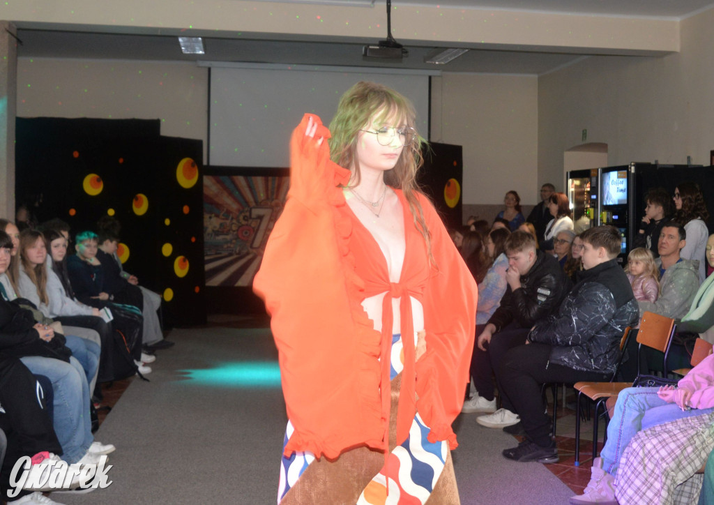 Powrót do lat 70. Pokaz mody w Plastyku