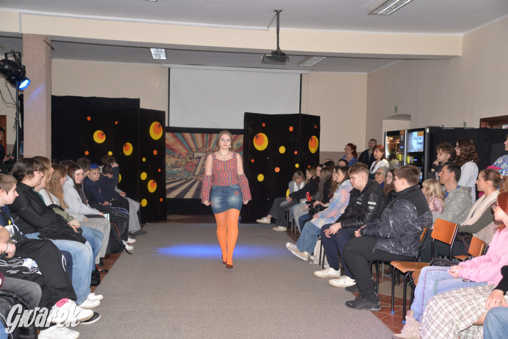 Powrót do lat 70. Pokaz mody w Plastyku