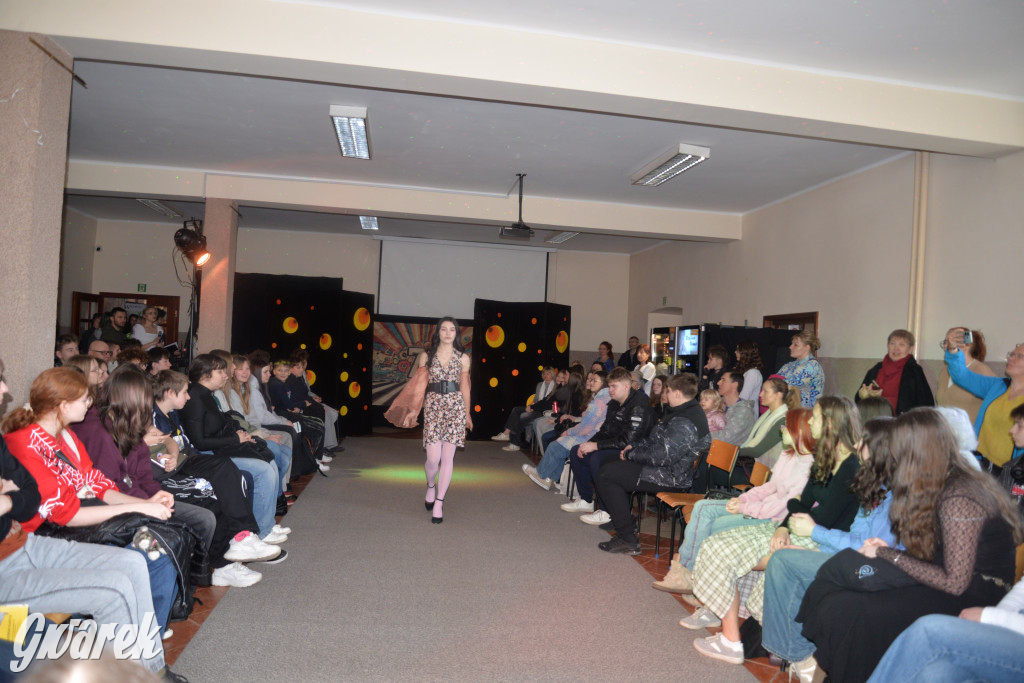 Powrót do lat 70. Pokaz mody w Plastyku