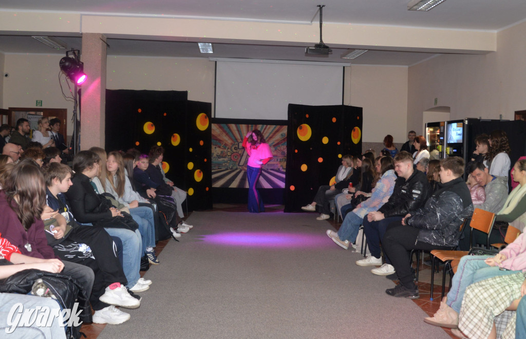 Powrót do lat 70. Pokaz mody w Plastyku