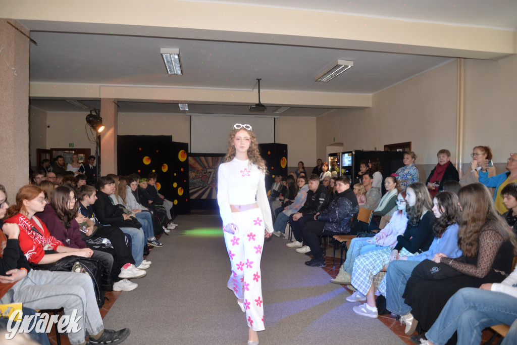 Powrót do lat 70. Pokaz mody w Plastyku