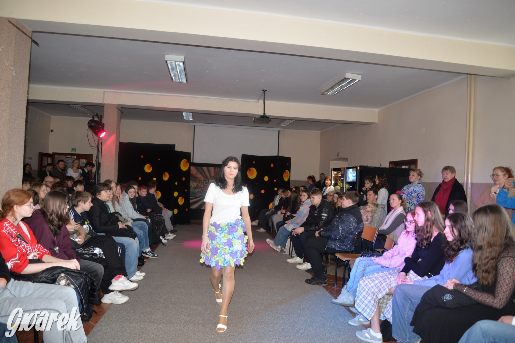 Powrót do lat 70. Pokaz mody w Plastyku