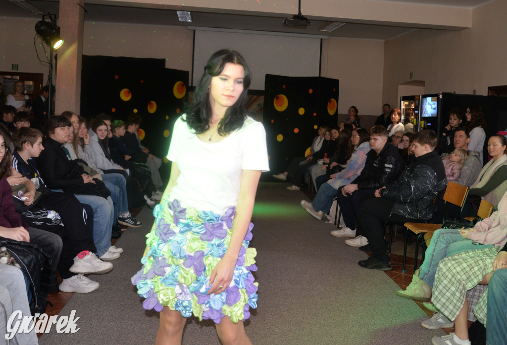 Powrót do lat 70. Pokaz mody w Plastyku