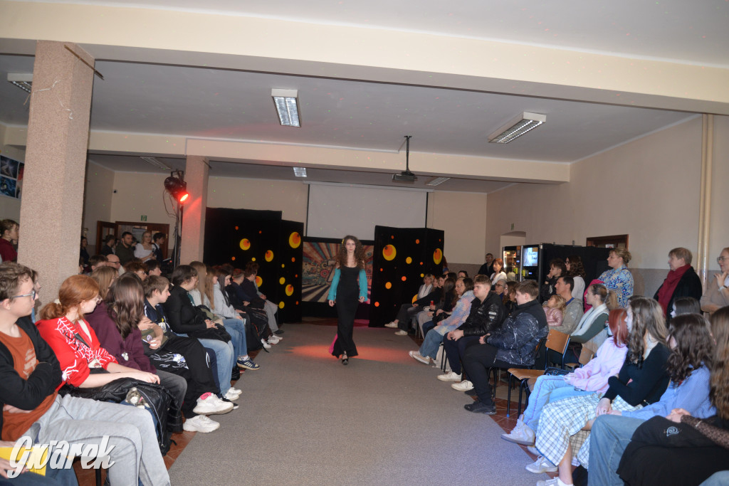 Powrót do lat 70. Pokaz mody w Plastyku