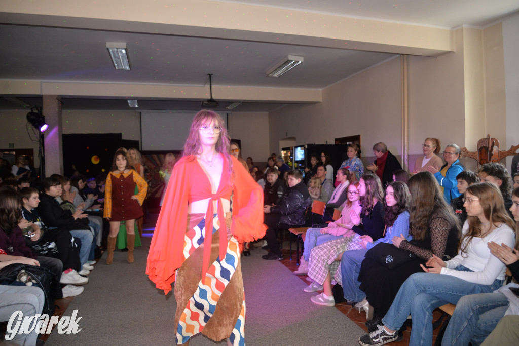 Powrót do lat 70. Pokaz mody w Plastyku