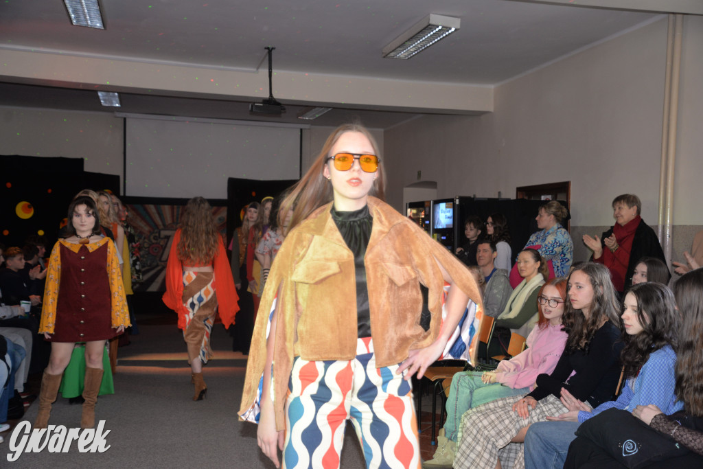 Powrót do lat 70. Pokaz mody w Plastyku