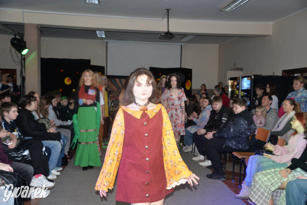 Powrót do lat 70. Pokaz mody w Plastyku