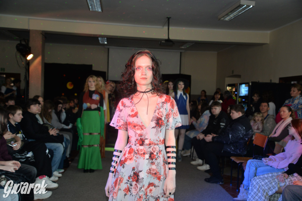 Powrót do lat 70. Pokaz mody w Plastyku