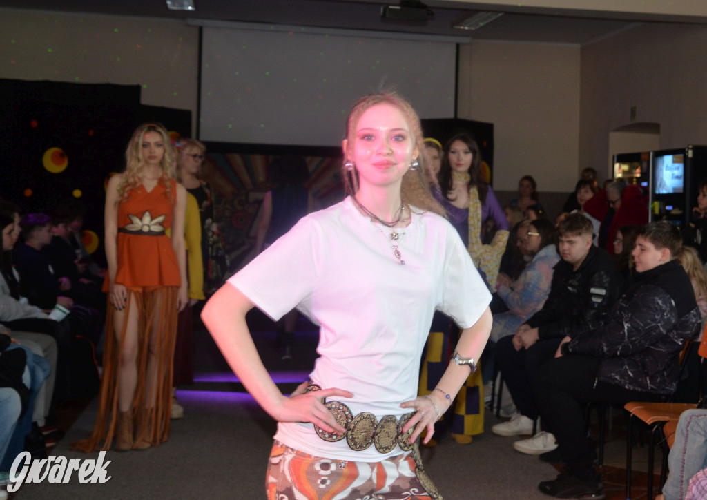 Powrót do lat 70. Pokaz mody w Plastyku