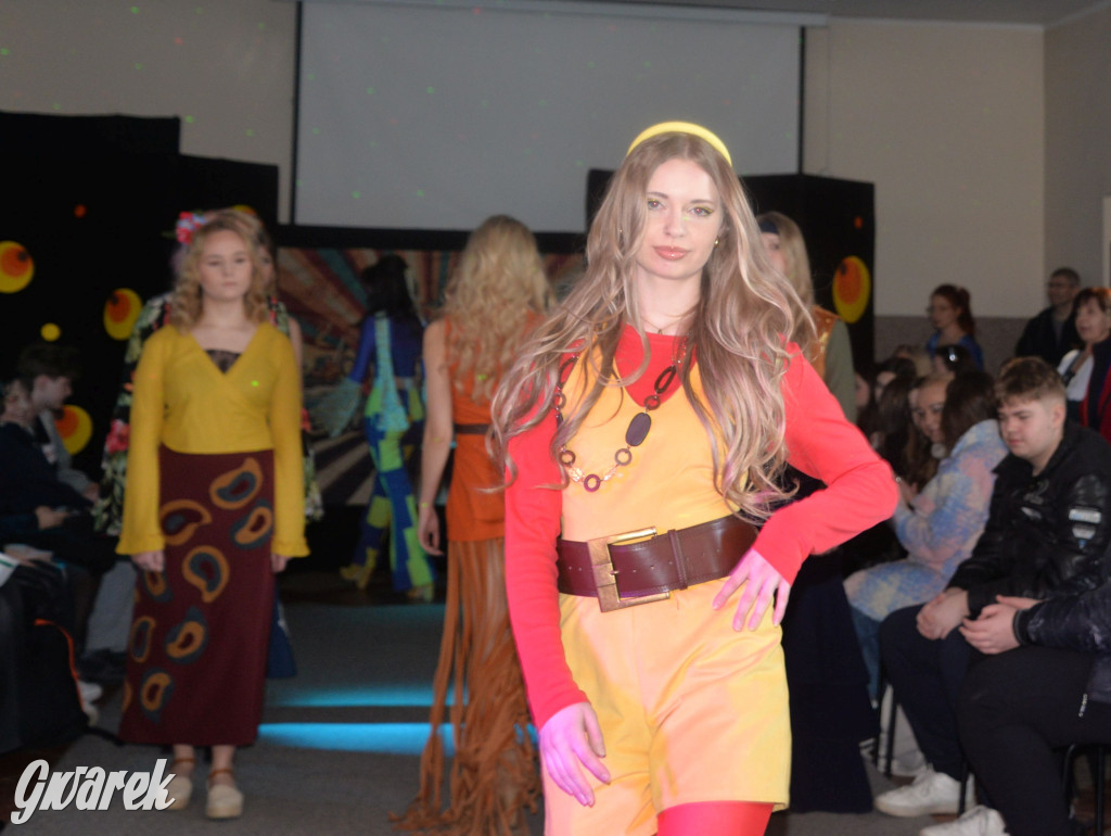 Powrót do lat 70. Pokaz mody w Plastyku