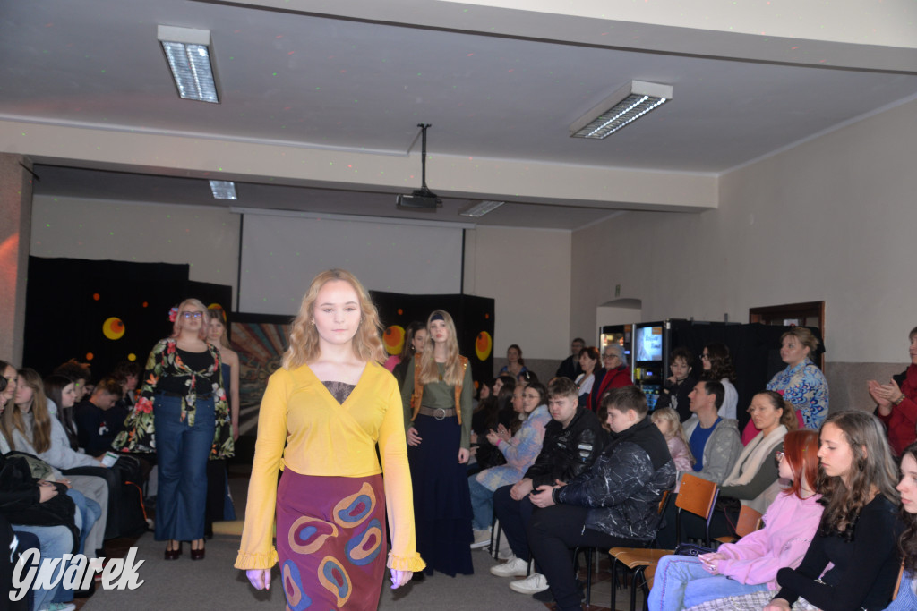 Powrót do lat 70. Pokaz mody w Plastyku