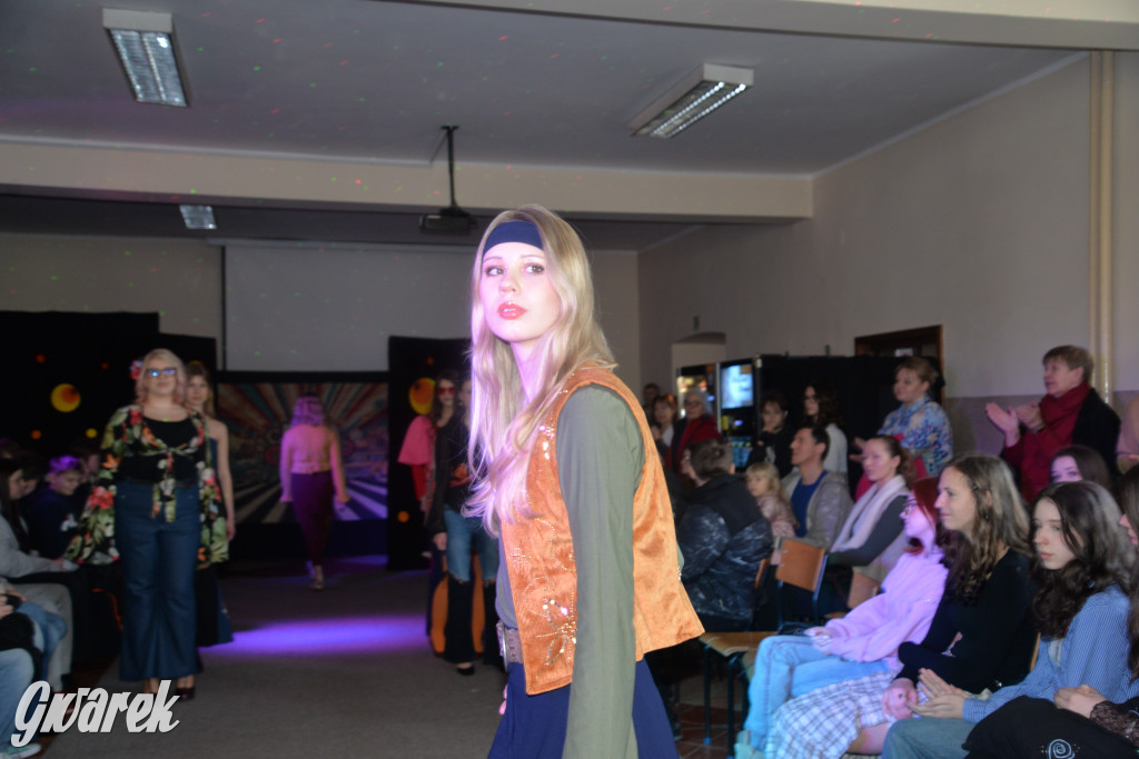 Powrót do lat 70. Pokaz mody w Plastyku