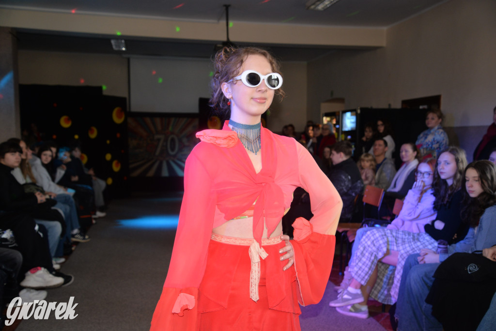 Powrót do lat 70. Pokaz mody w Plastyku