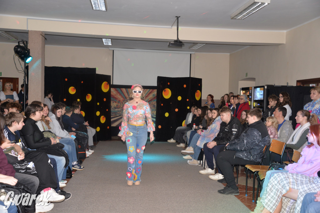 Powrót do lat 70. Pokaz mody w Plastyku