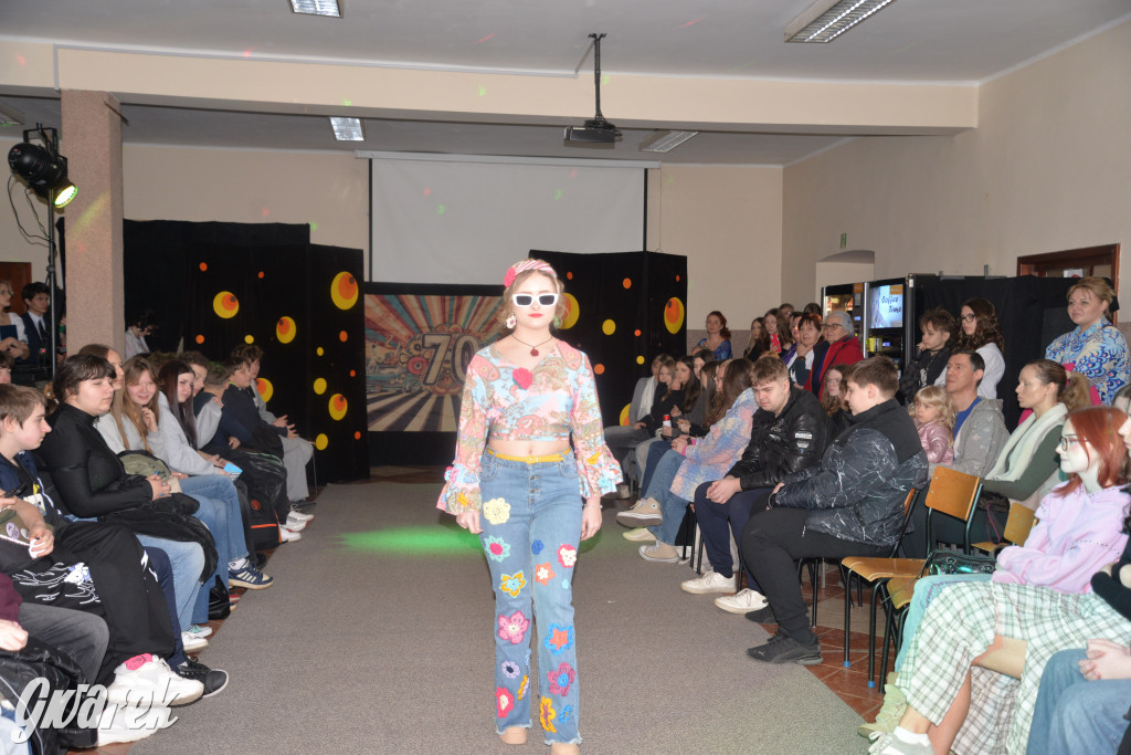 Powrót do lat 70. Pokaz mody w Plastyku