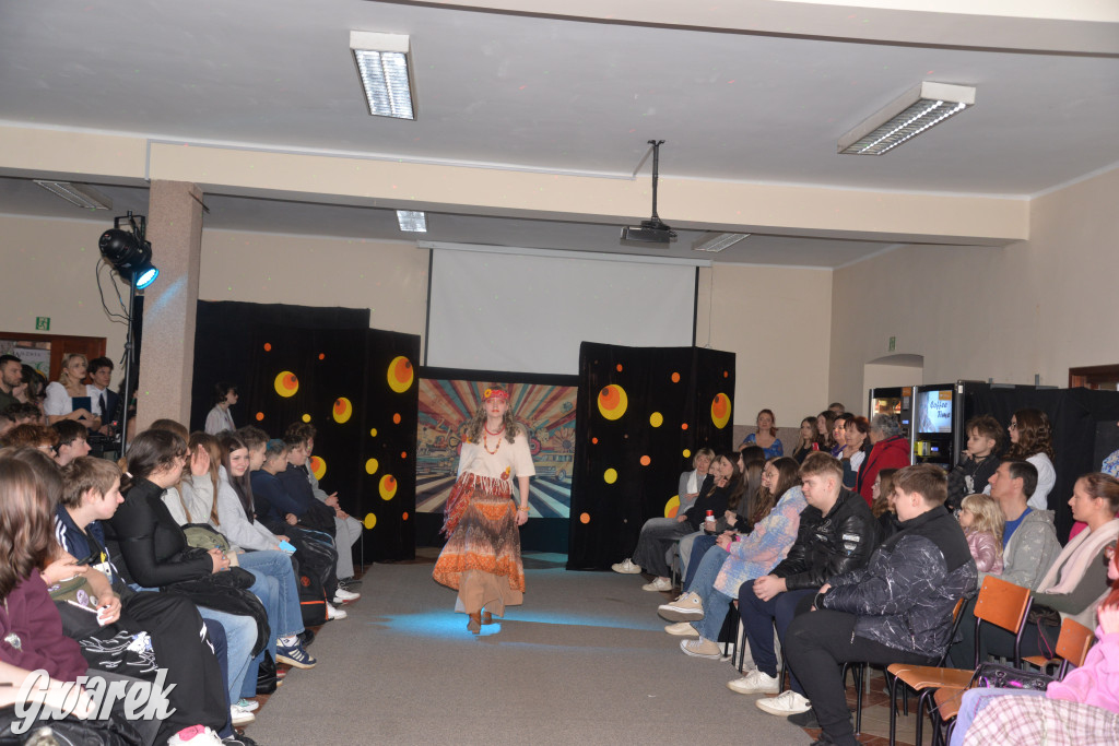 Powrót do lat 70. Pokaz mody w Plastyku