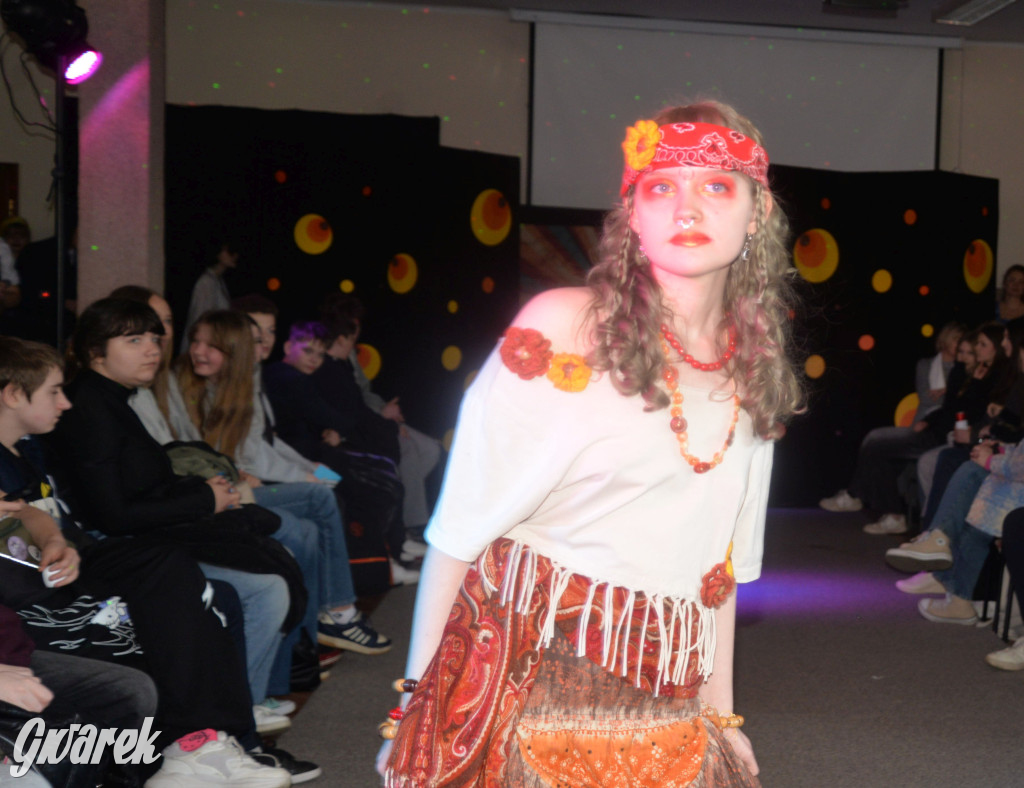 Powrót do lat 70. Pokaz mody w Plastyku