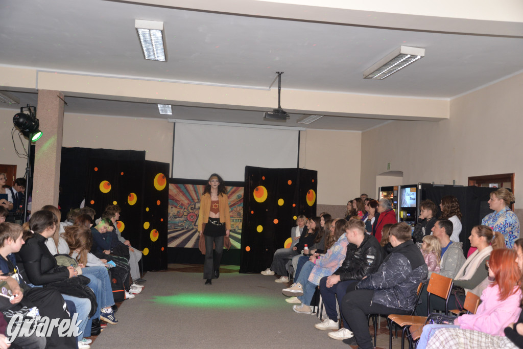 Powrót do lat 70. Pokaz mody w Plastyku