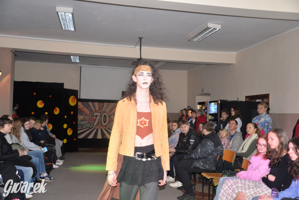 Powrót do lat 70. Pokaz mody w Plastyku