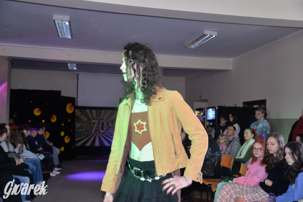 Powrót do lat 70. Pokaz mody w Plastyku