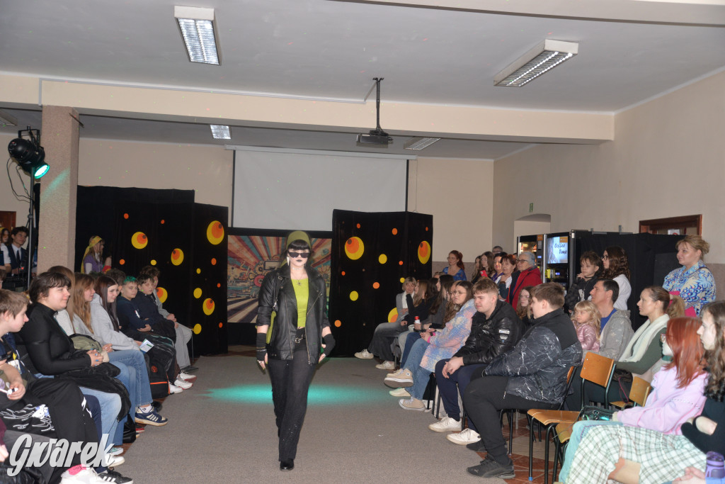 Powrót do lat 70. Pokaz mody w Plastyku