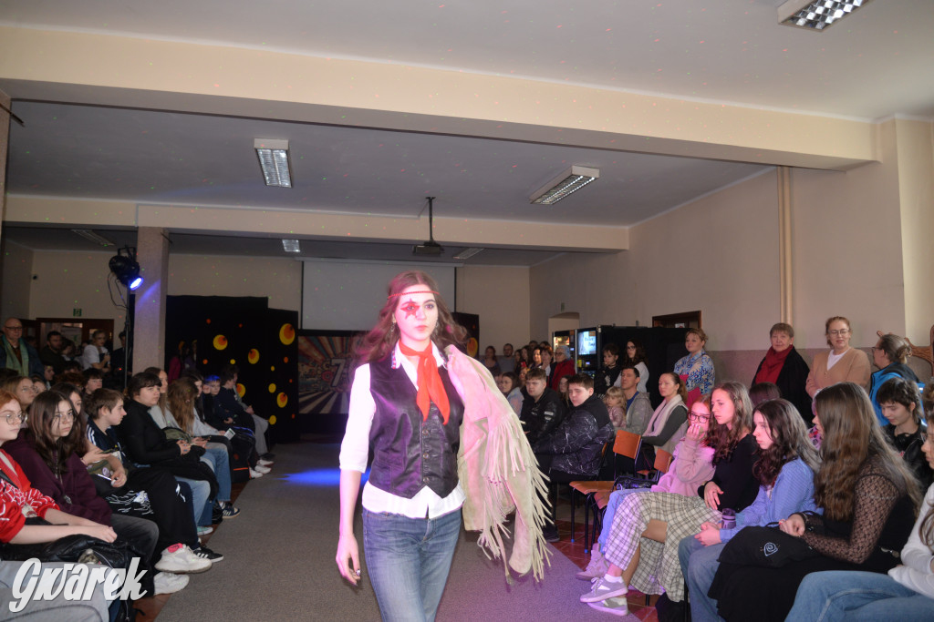 Powrót do lat 70. Pokaz mody w Plastyku