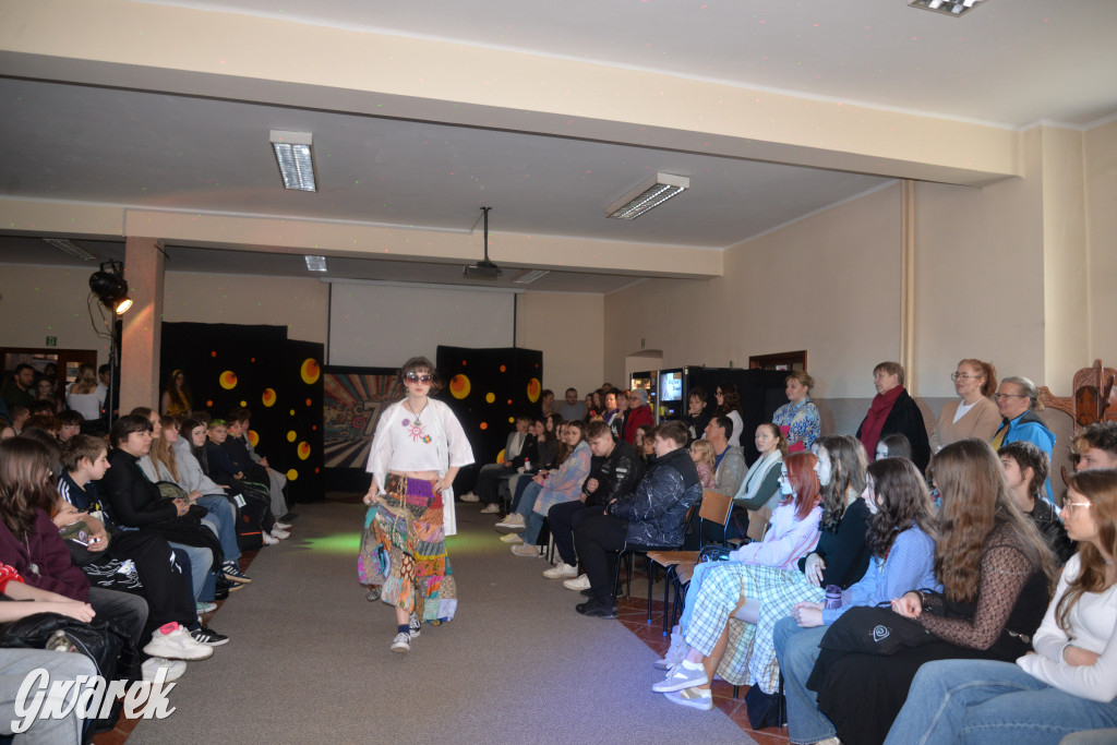 Powrót do lat 70. Pokaz mody w Plastyku
