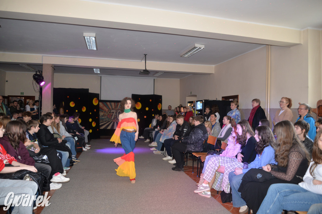 Powrót do lat 70. Pokaz mody w Plastyku