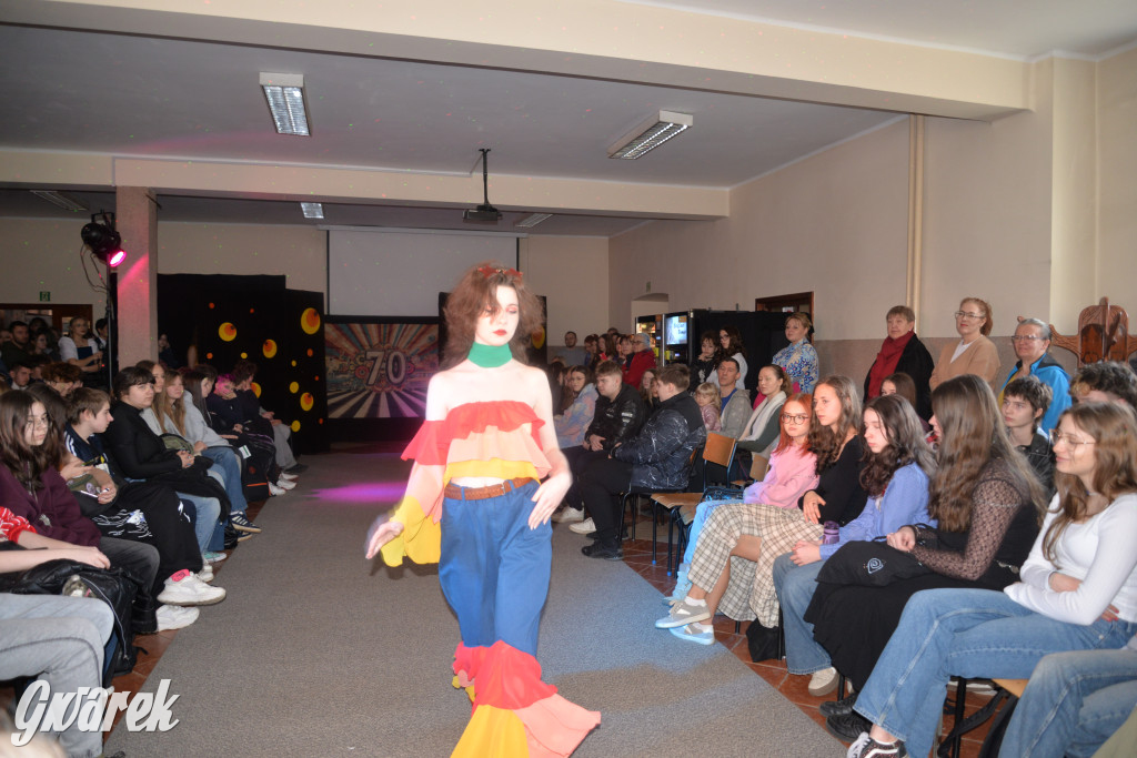 Powrót do lat 70. Pokaz mody w Plastyku