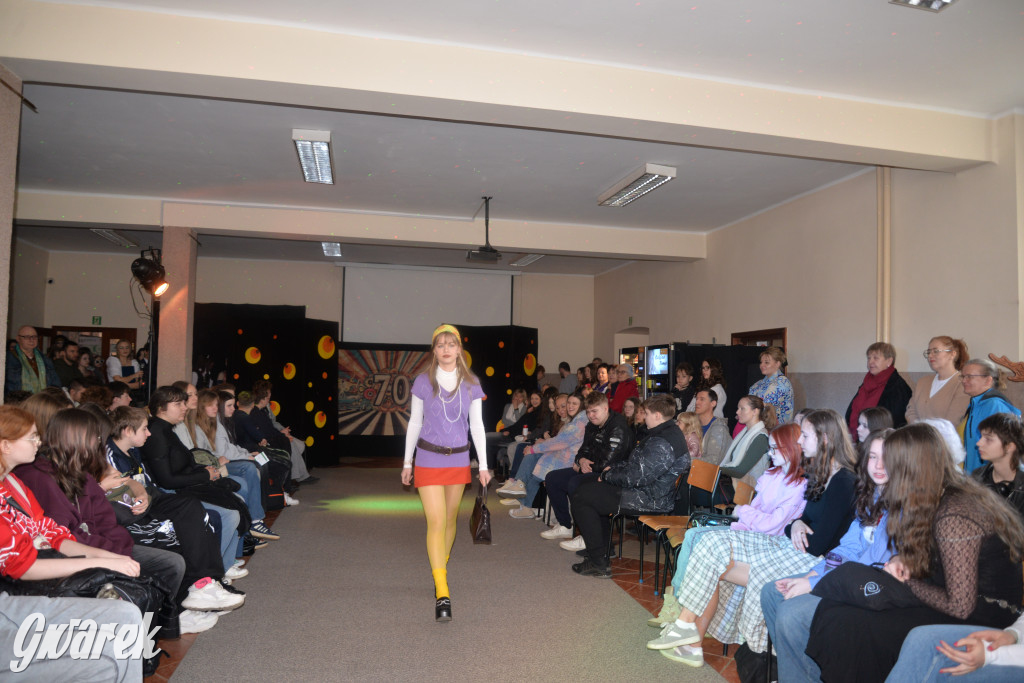 Powrót do lat 70. Pokaz mody w Plastyku