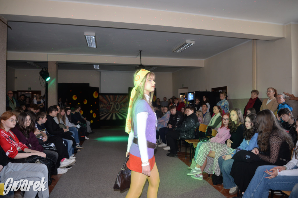 Powrót do lat 70. Pokaz mody w Plastyku