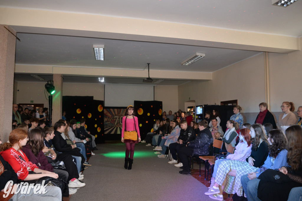 Powrót do lat 70. Pokaz mody w Plastyku