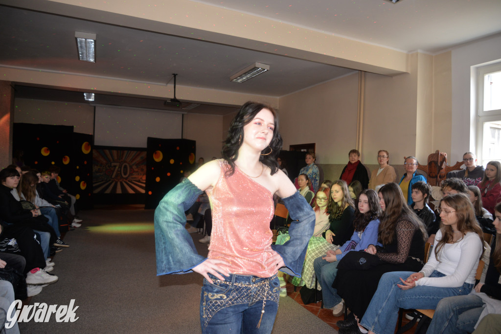 Powrót do lat 70. Pokaz mody w Plastyku