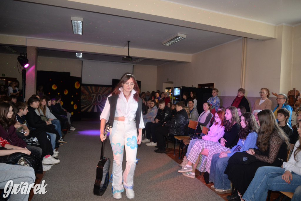 Powrót do lat 70. Pokaz mody w Plastyku