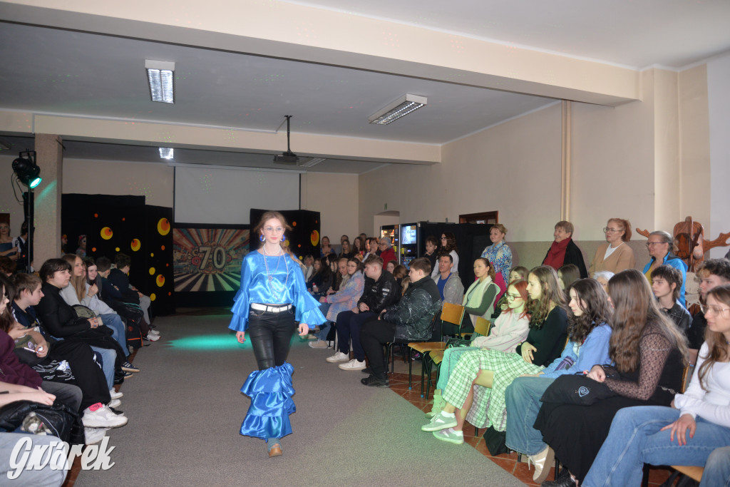 Powrót do lat 70. Pokaz mody w Plastyku